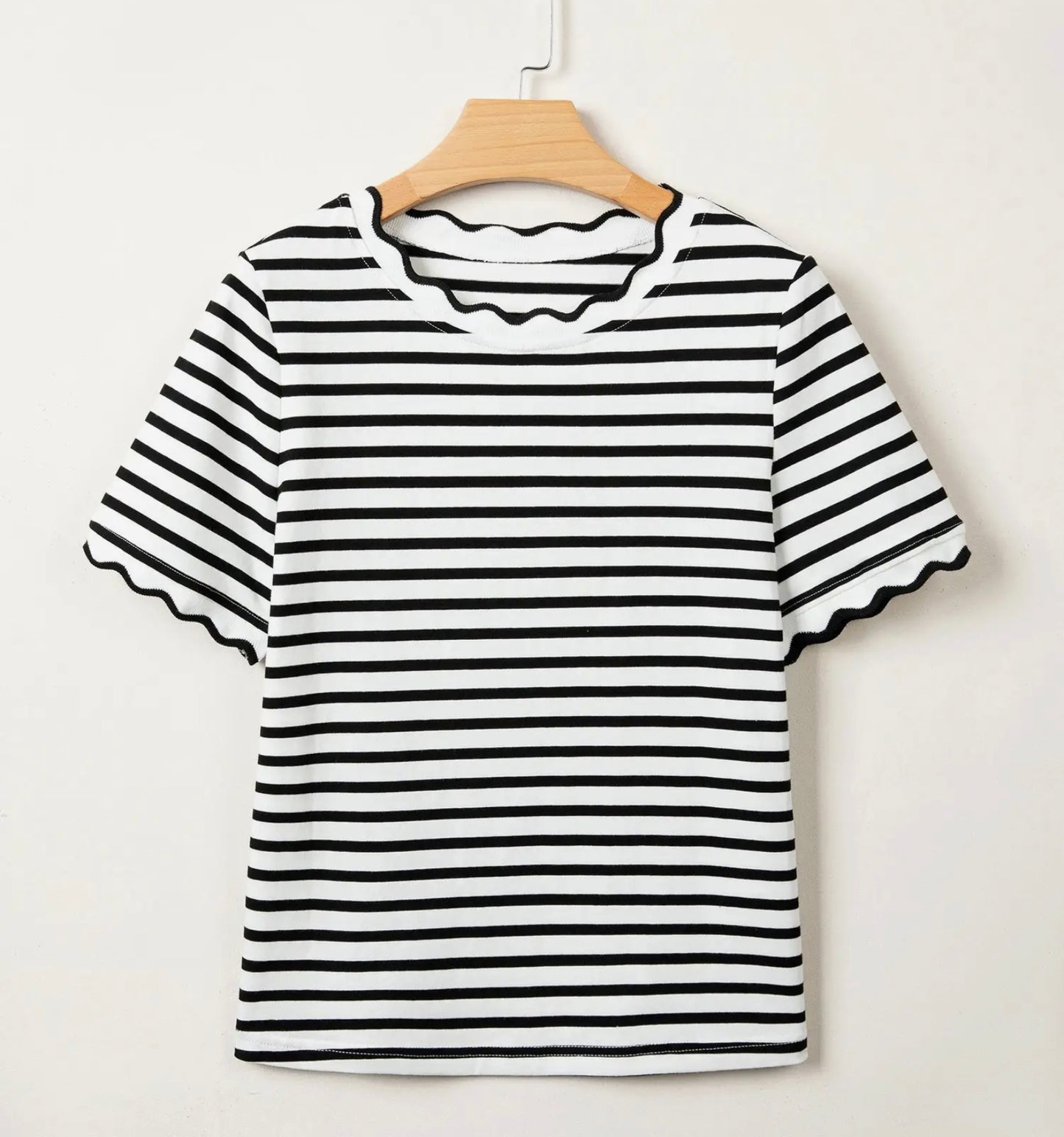 Scallop round neck tee